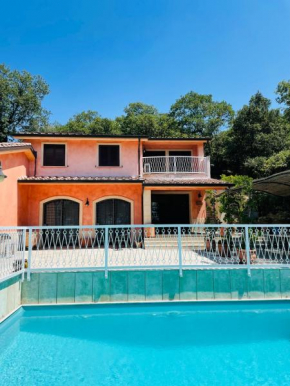 Villa con piscina sul lago